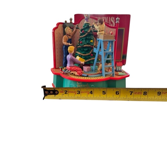 🎶 Trim A Home Christmas Traditions Music Box Trimming The Tree 🎄 - Picture 8 of 8